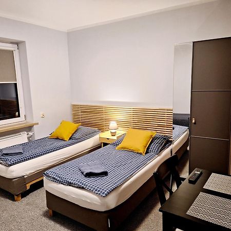 Dom Na Folwarku Pokoje I Apartamenty, Bezplatny Zamykany Parking Na Terenie Posesji 凯尔采 外观 照片